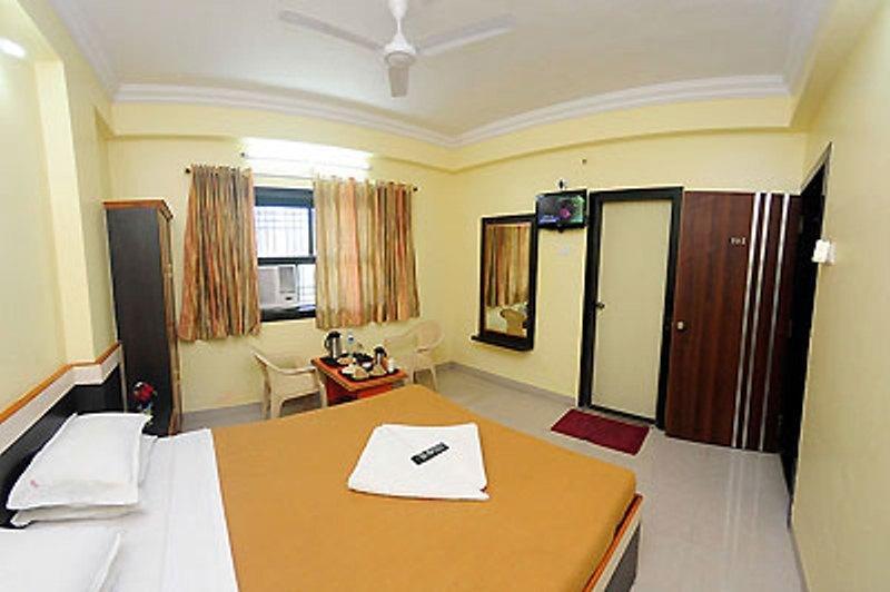 Sai Ganesh Hotel Shirdi Room photo