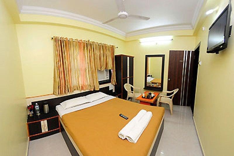 Sai Ganesh Hotel Shirdi Room photo