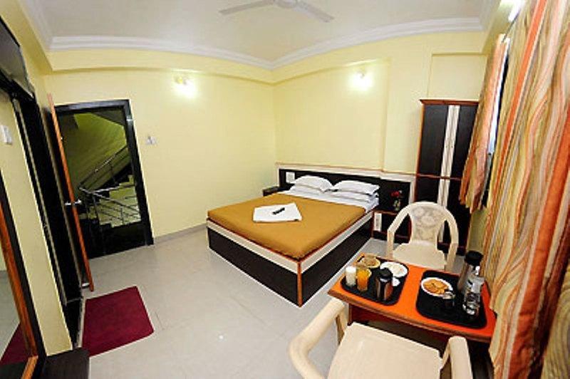 Sai Ganesh Hotel Shirdi Room photo
