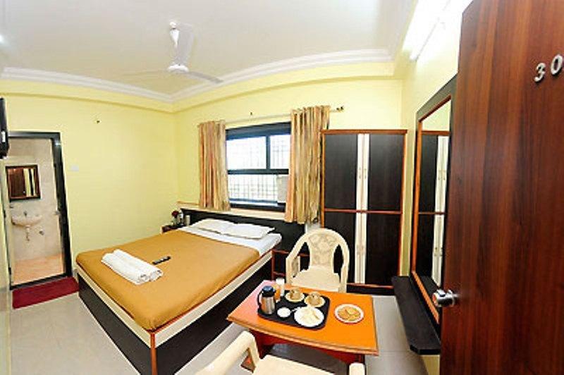 Sai Ganesh Hotel Shirdi Room photo