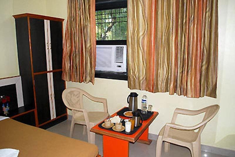 Sai Ganesh Hotel Shirdi Room photo