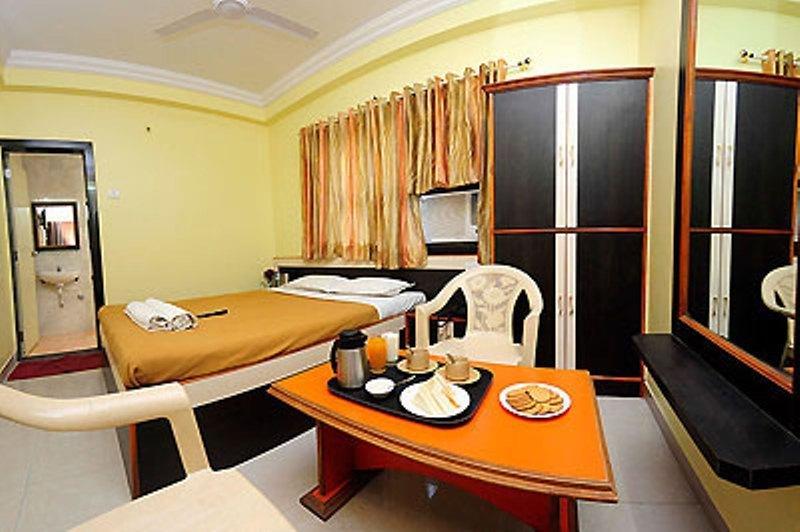 Sai Ganesh Hotel Shirdi Room photo